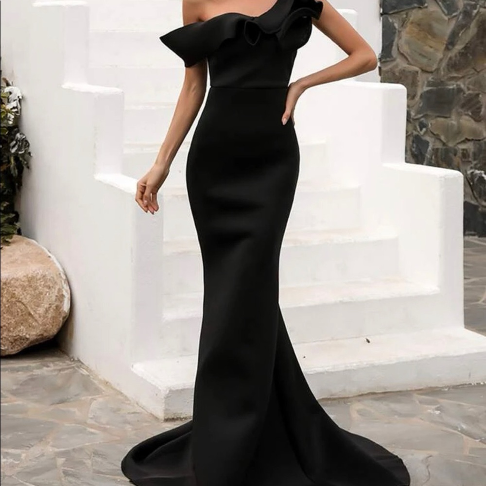 Asymmetrical Neck Ruffle Trim Floor Length Formal/Prom Dress NWT size 4